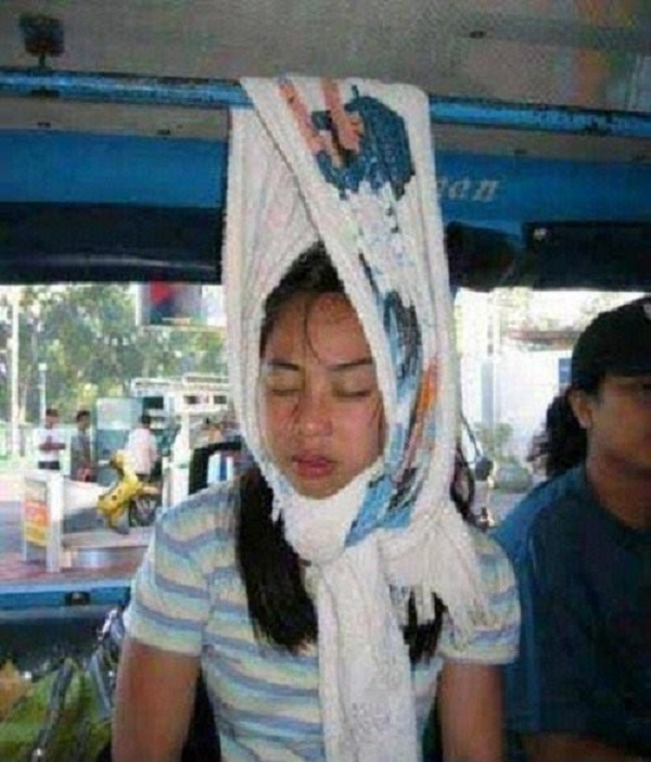 9 Kelakuan lucu orang biar nggak mabuk kendaraan ini bikin ketawa