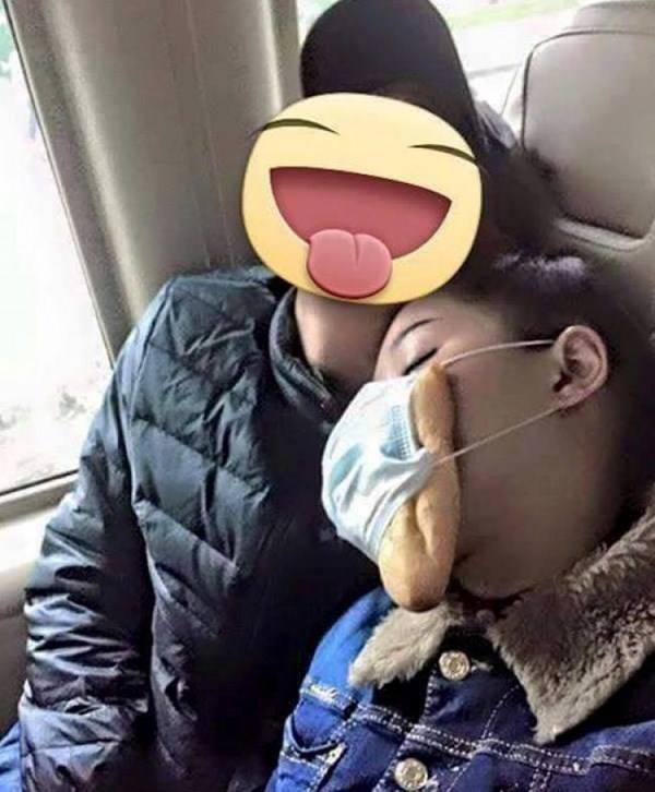 9 Kelakuan lucu orang biar nggak mabuk kendaraan ini bikin ketawa