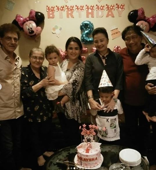 6 Momen Ahmad Albar momong anaknya yang masih balita, berasa cucu