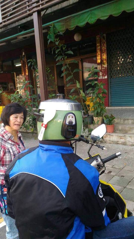 10 Helm pengendara motor terinspirasi peralatan dapur ini kocak