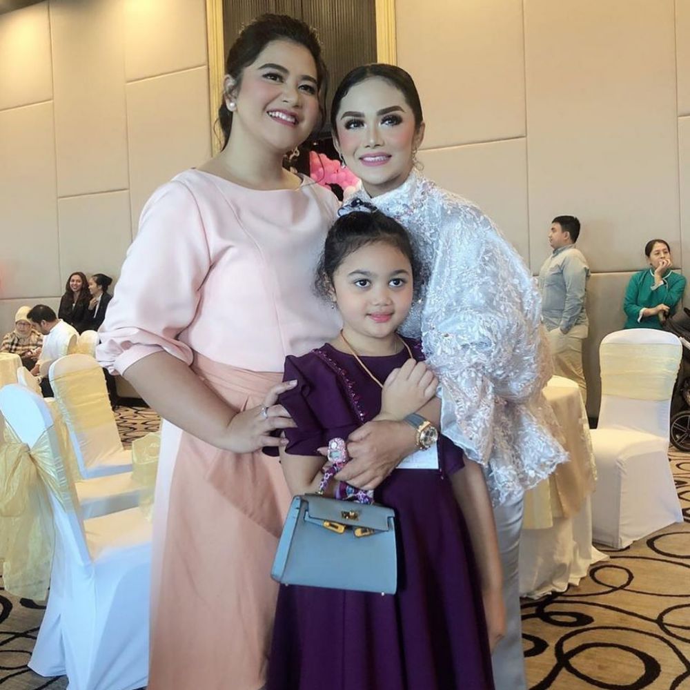 10 Momen Kahiyang Ayu bareng seleb papan atas ini curi perhatian