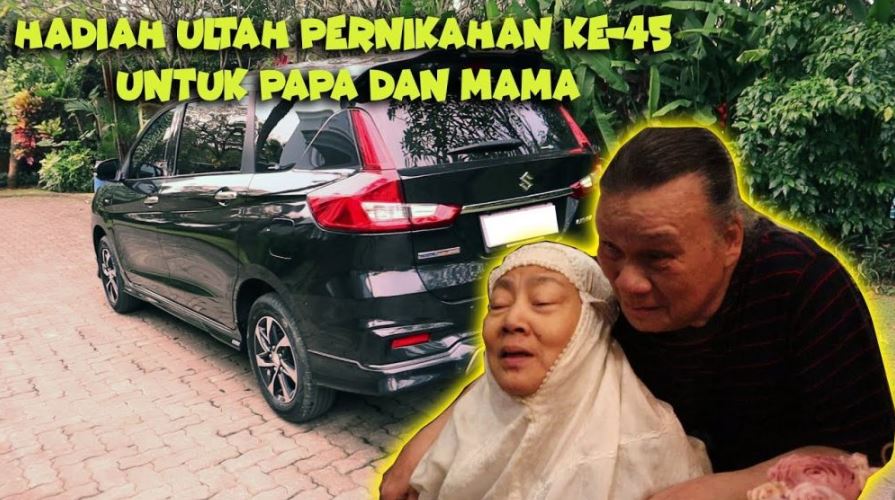 5 Seleb ini beri orangtua kado mobil mewah, ada senilai Rp 3,5 M
