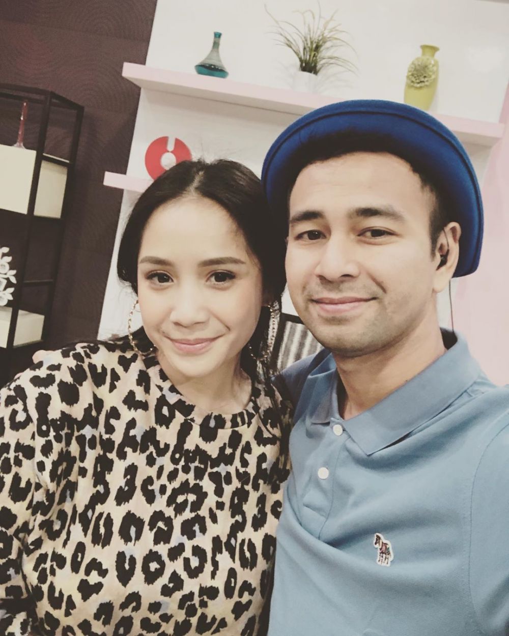 5 Seleb ini hadiahi pasangannya dengan lagu spesial & romantis