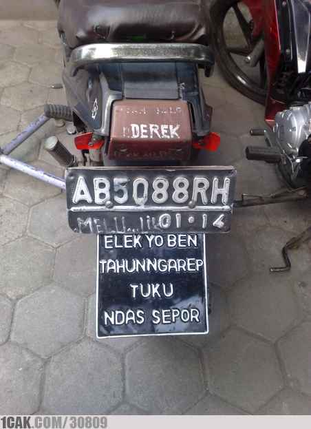 10 Tulisan lucu di sepeda motor ini bikin ketawa ngegas