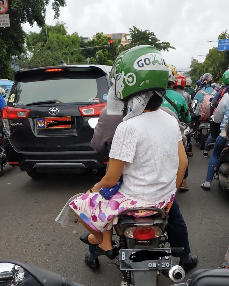 10 Kelakuan emak-emak saat dibonceng, mau protes takut durhaka