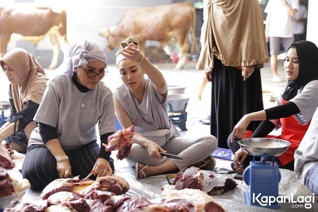 10 Momen Ayu Ting Ting rayakan Idul Adha, ikutan potong hewan kurban