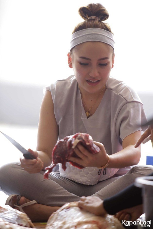 10 Momen Ayu Ting Ting rayakan Idul Adha, ikutan potong hewan kurban