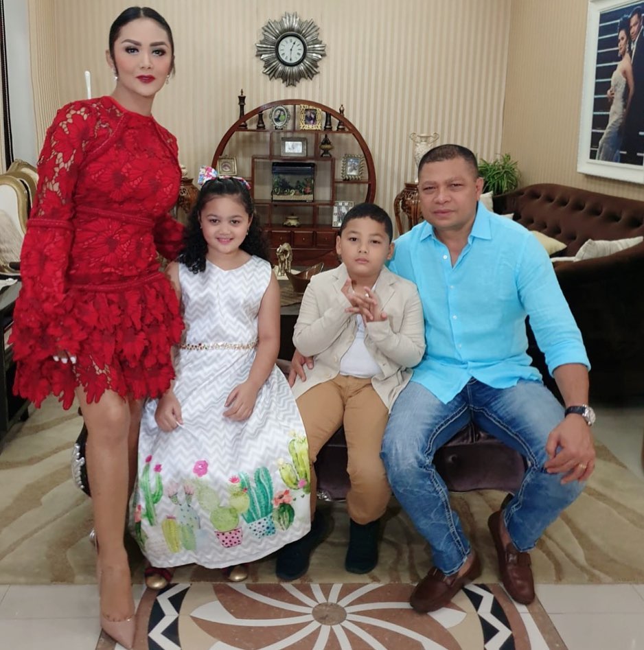 Kenakan busana di atas lutut, penampilan Krisdayanti tuai kritik