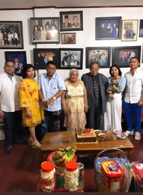 7 Momen ultah mertua Hotman Paris ke-87, rumahnya jadi sorotan