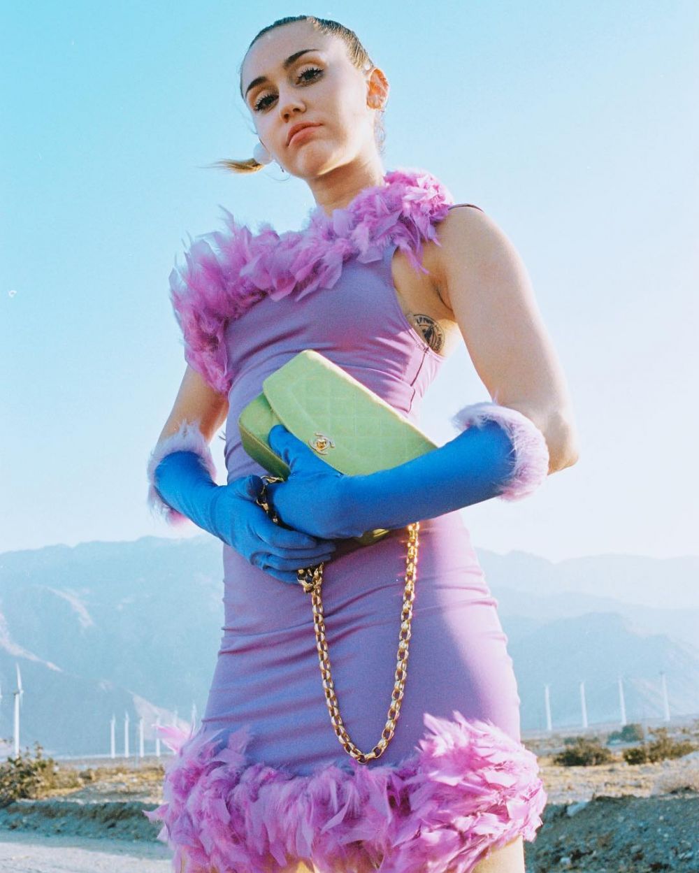 5 Kontroversi Miley Cyrus, dari aksi vulgar hingga panseksual