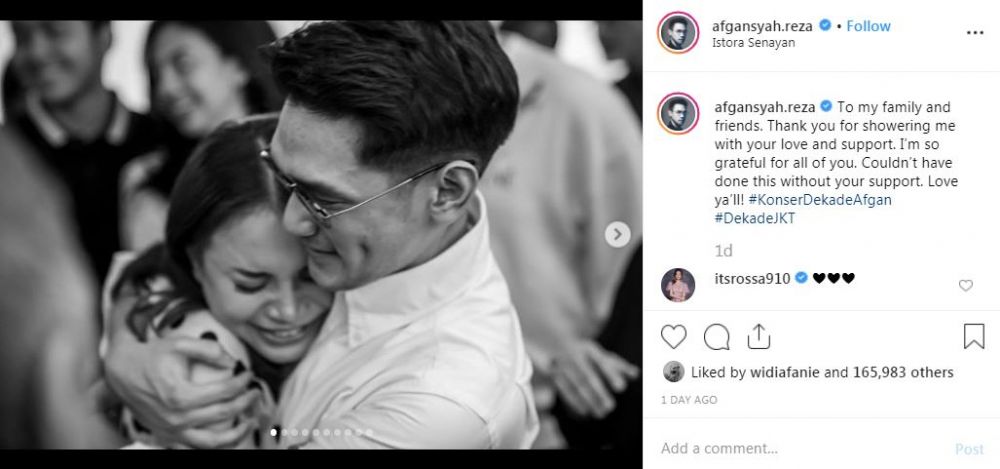 Momen pelukan mesra Afgan dan Rossa di backstage Konser Dekade