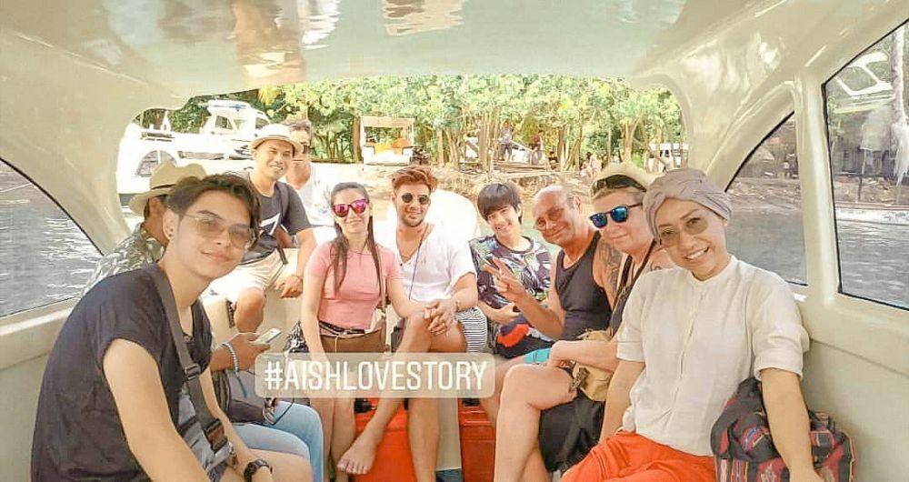 Tak cuma berdua, 4 seleb ini ajak keluarganya saat bulan madu