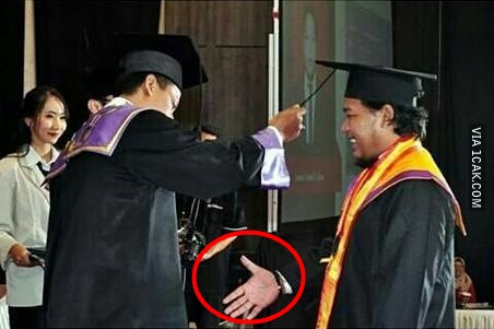 10 Momen absurd waktu wisuda ini bikin susah nahan tawa