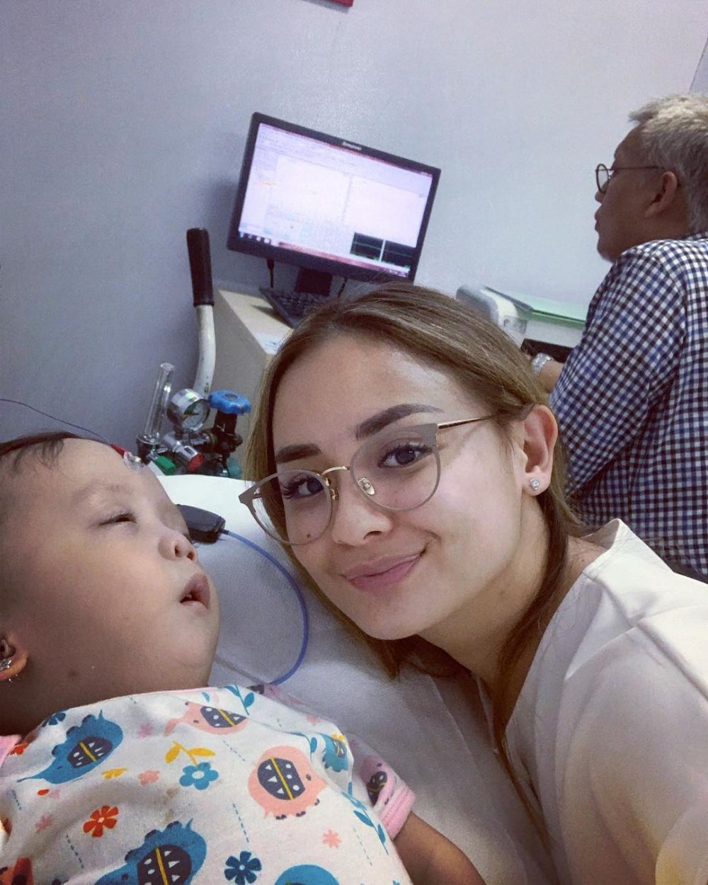 Kisah perjuangan 9 seleb demi kesembuhan anak dari penyakit serius