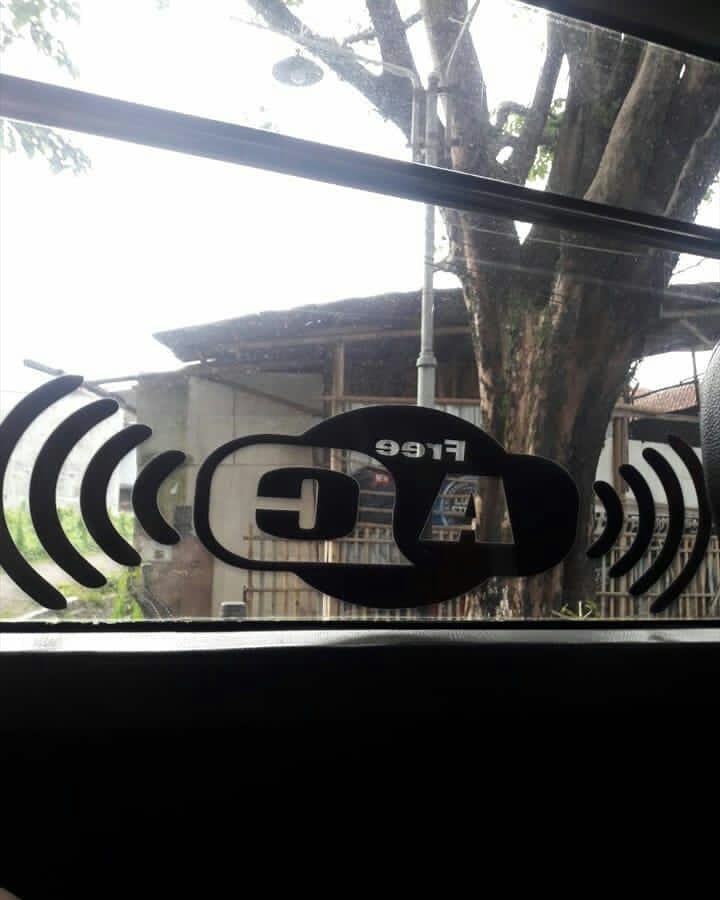 10 Papan iklan di pinggir jalan ini bikin mikir dua kali