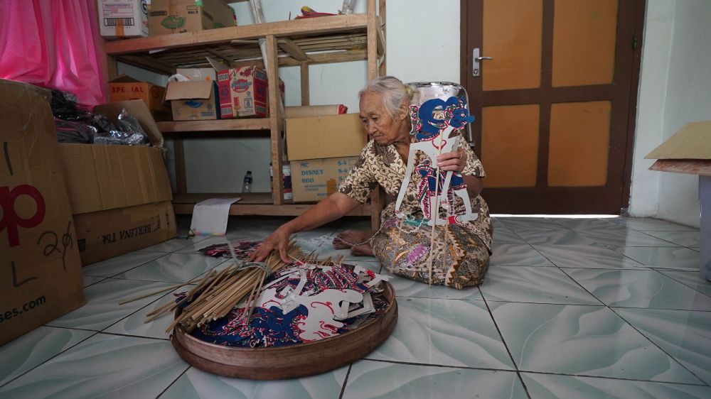 Kisah Mbah Atmo, nenek 82 tahun perajin mainan tradisional