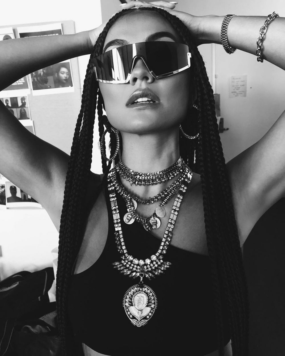 10 Potret terbaru Agnez Mo dengan rambut anyam Papua, nyentrik