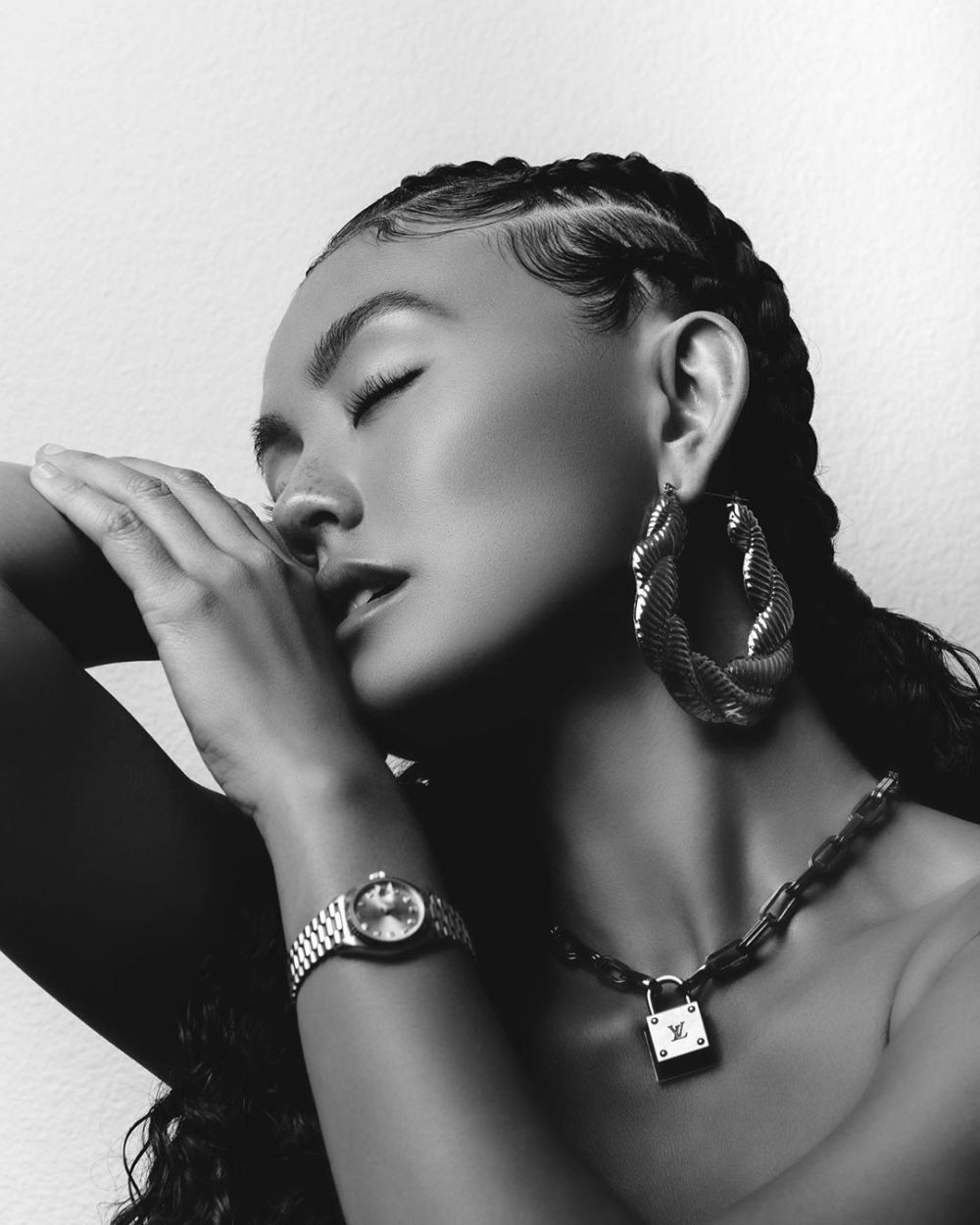 10 Potret terbaru Agnez Mo dengan rambut anyam Papua, nyentrik