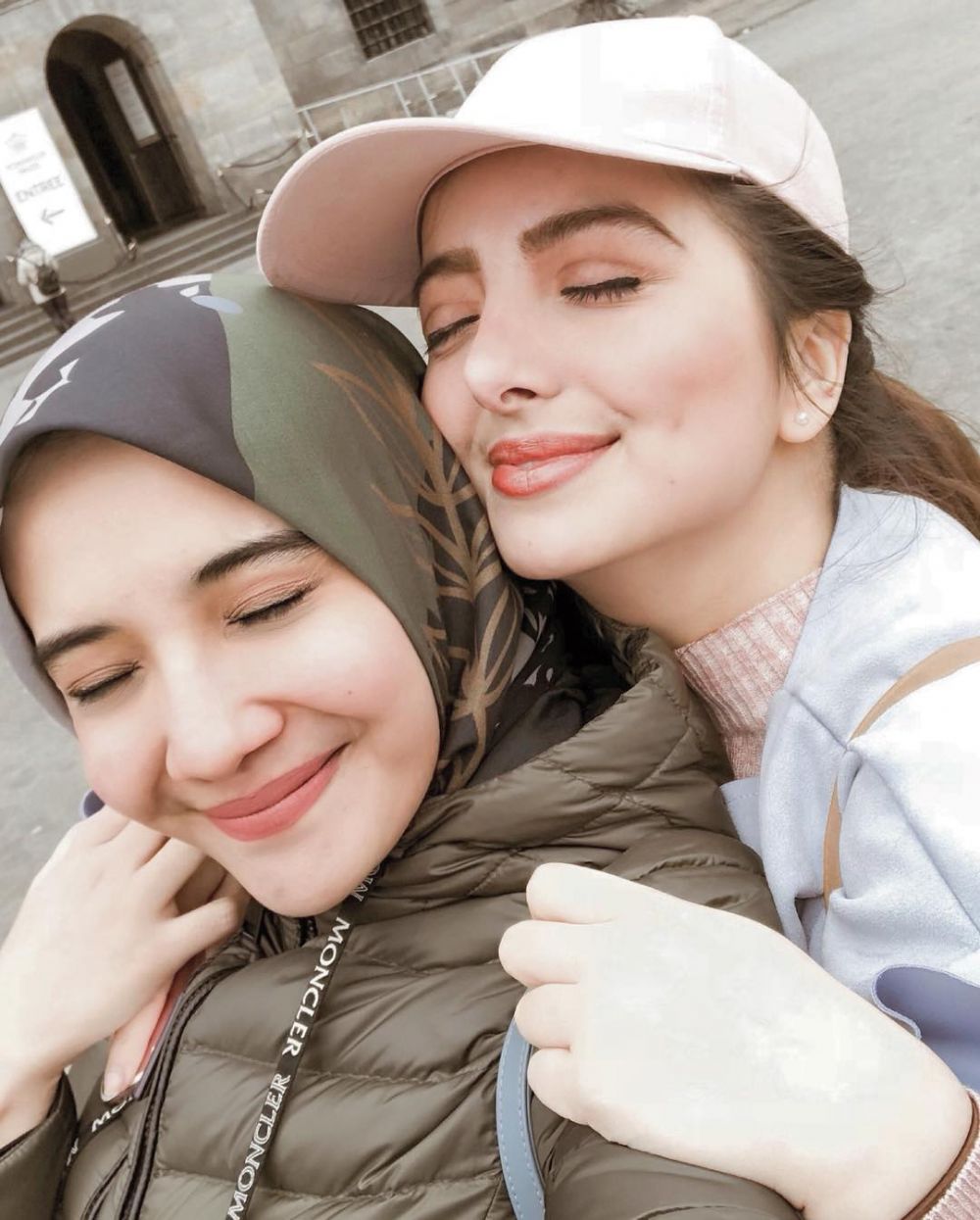 Berparas cantik, 8 potret sepupu seleb ini jadi pusat perhatian