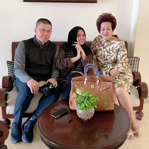 7 Potret kebersamaan Rieta Amilia & suami keduanya, jarang tersorot