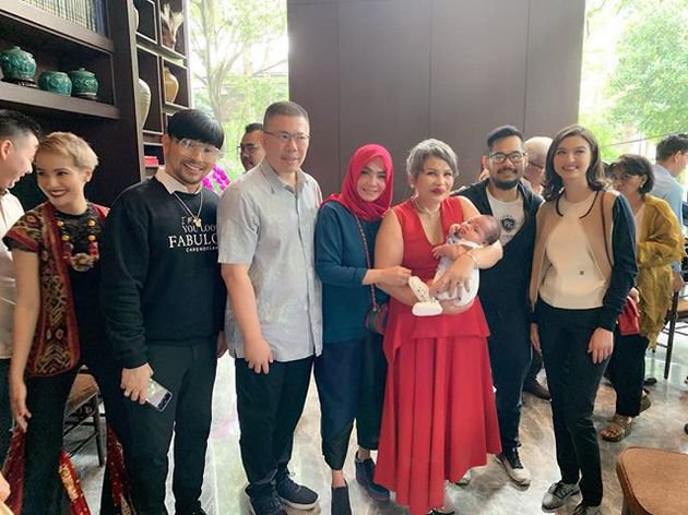 7 Potret kebersamaan Rieta Amilia & suami keduanya, jarang tersorot