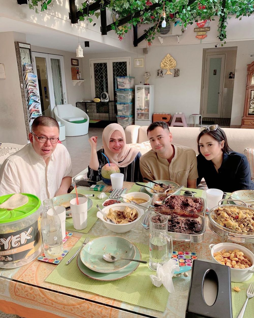 7 Potret kebersamaan Rieta Amilia & suami keduanya, jarang tersorot