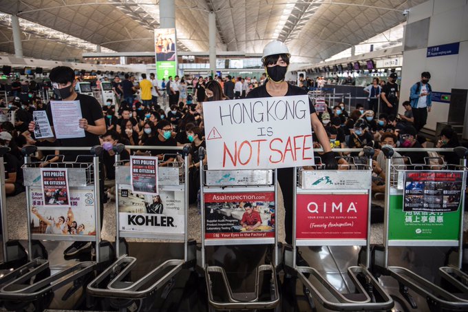 7 Potret demonstrasi di Hong Kong, 5.000 orang serbu bandara