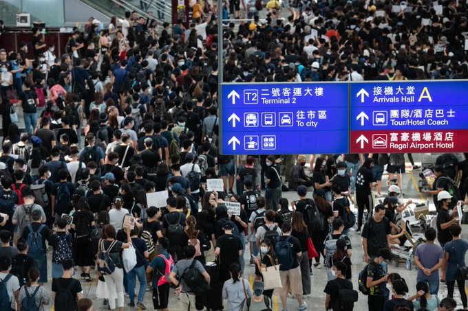7 Potret demonstrasi di Hong Kong, 5.000 orang serbu bandara