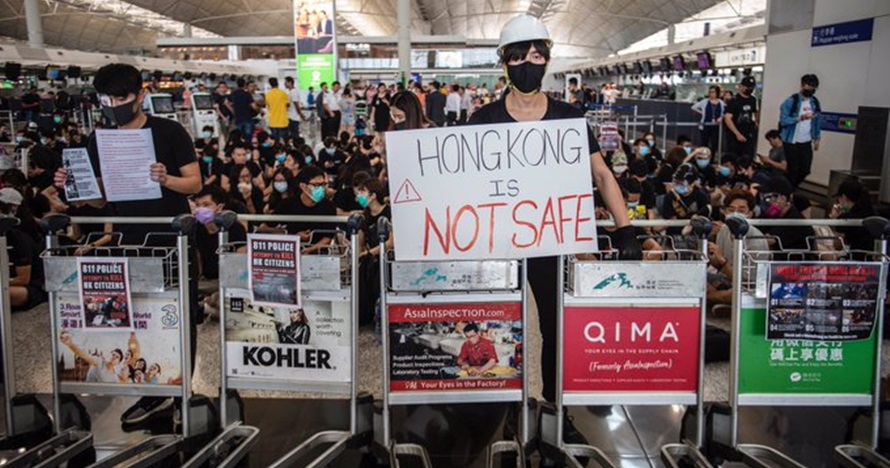 7 Potret demonstrasi di Hong Kong, 5.000 orang serbu bandara