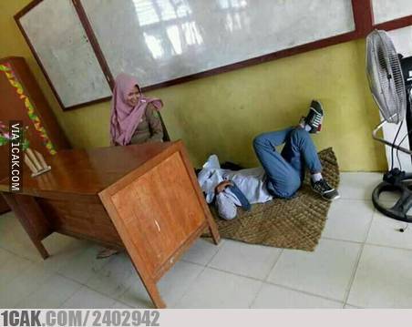 10 Tingkah iseng siswa waktu belajar ini bikin susah nahan tawa