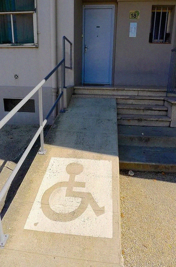 15 Potret fasilitas untuk pengguna kursi roda bikin gagal paham