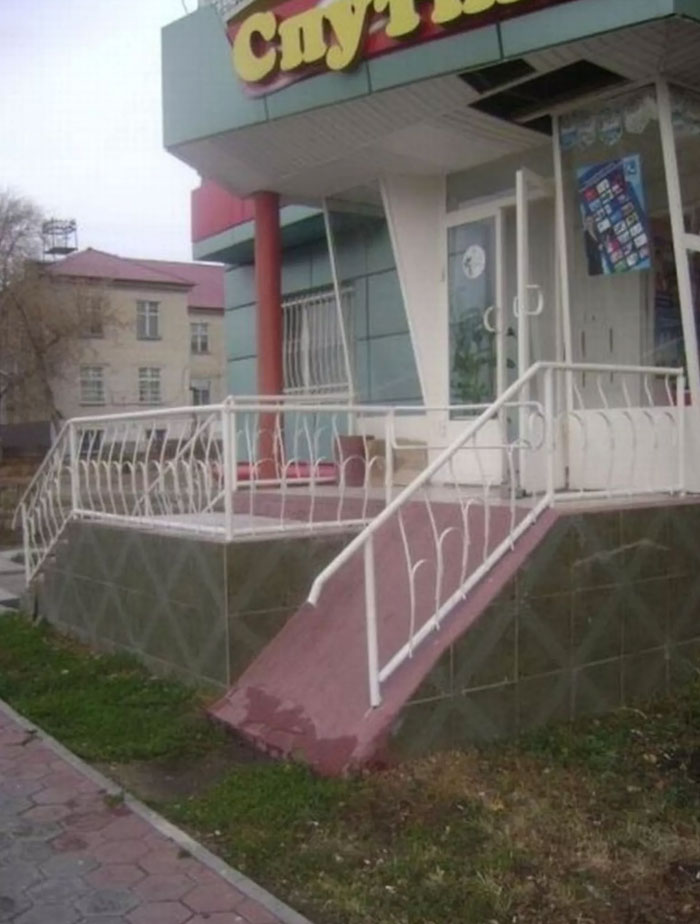 15 Potret fasilitas untuk pengguna kursi roda bikin gagal paham