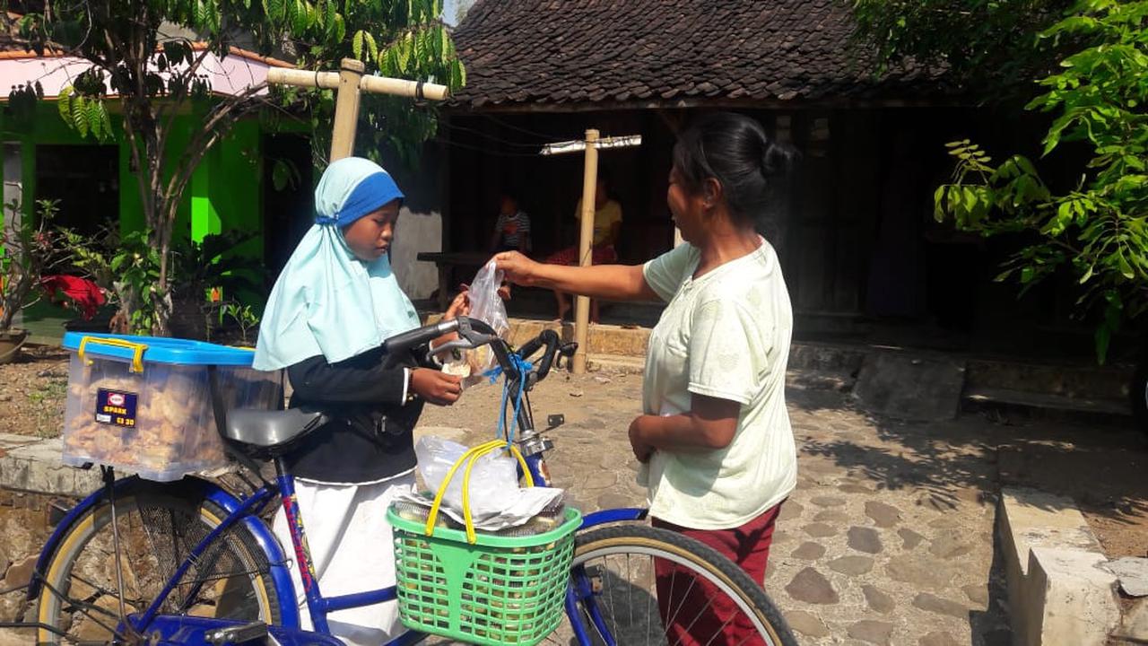 Kisah anak broken home jual gorengan keliling untuk hidup, haru