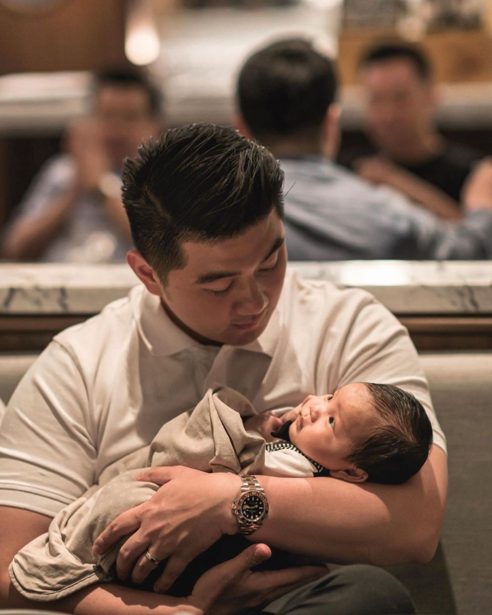 Jadi papa muda, ini 7 momen Chef Arnold momong baby Arthur