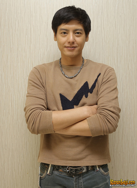 15 Potret lawas Roger Danuarta, wajah imutnya jadi sorotan