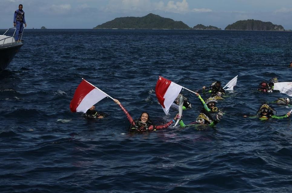 Kisah 5 seleb kibarkan Merah Putih di dalam air ini bikin salut