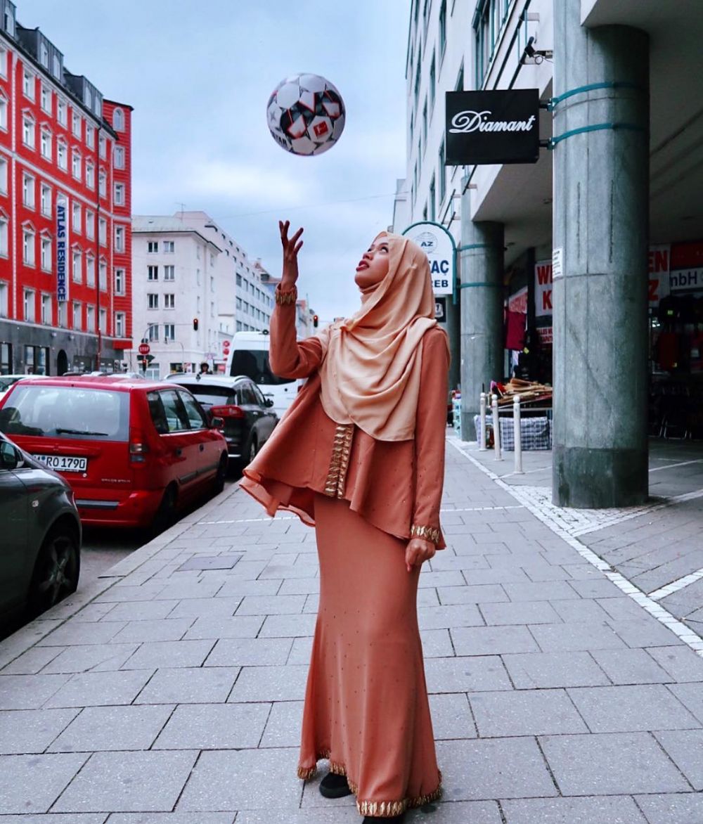 12 Pesona Qhouirunnisa, hijaber yang jago freestyle bola