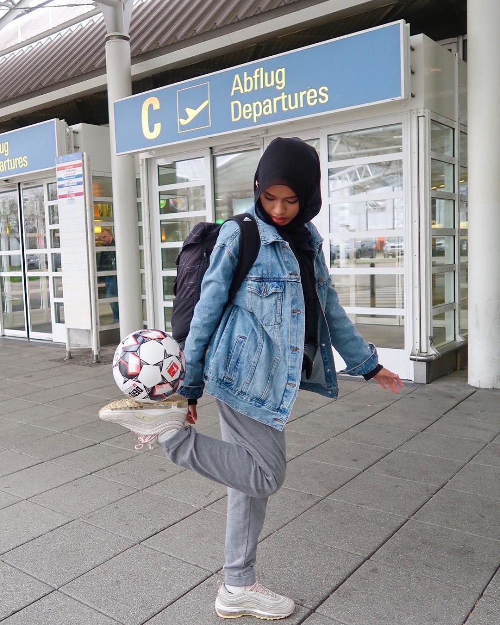 12 Pesona Qhouirunnisa, hijaber yang jago freestyle bola