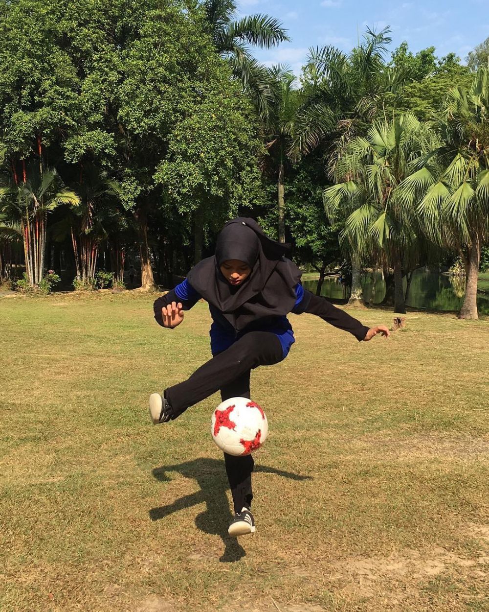 12 Pesona Qhouirunnisa, hijaber yang jago freestyle bola