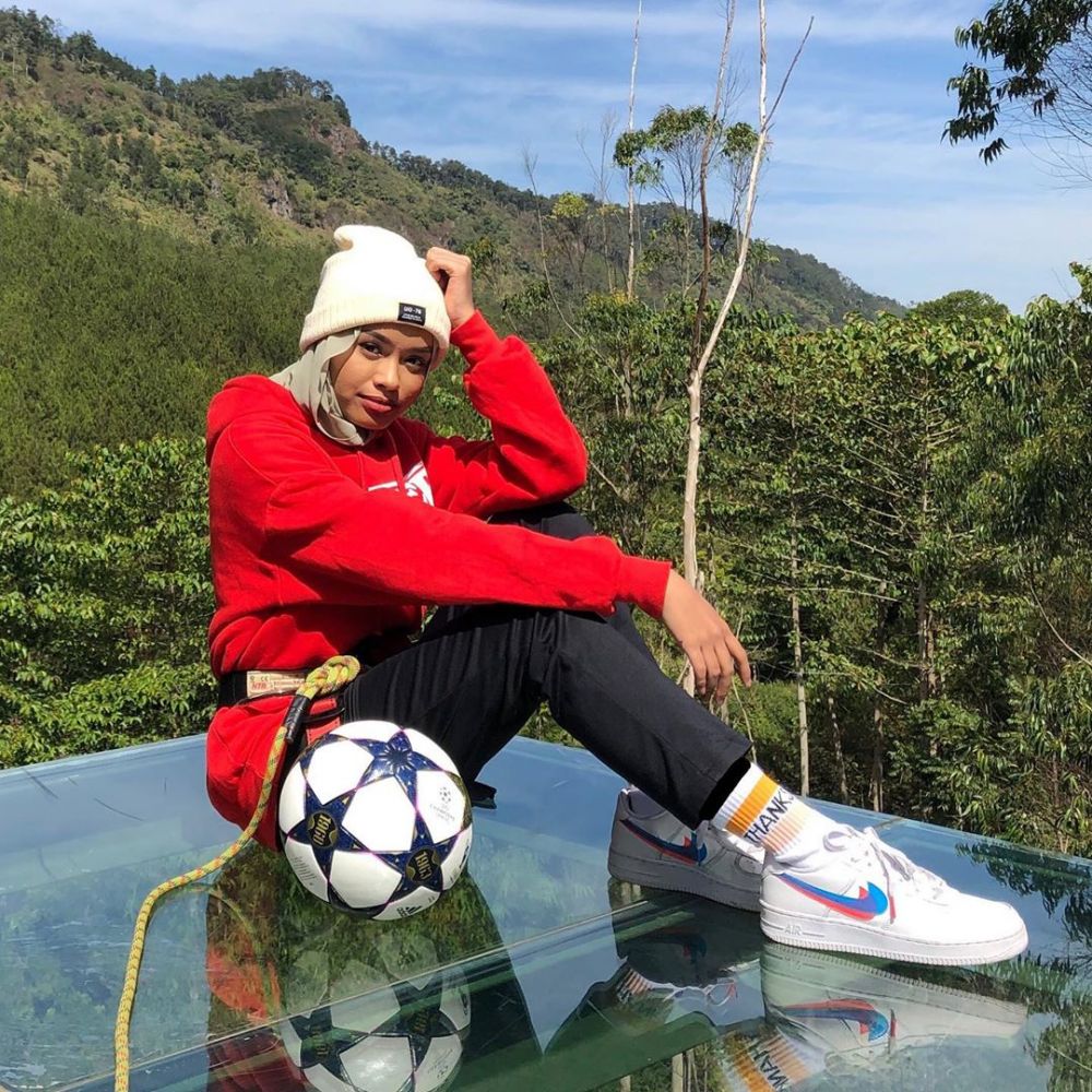 12 Pesona Qhouirunnisa, hijaber yang jago freestyle bola
