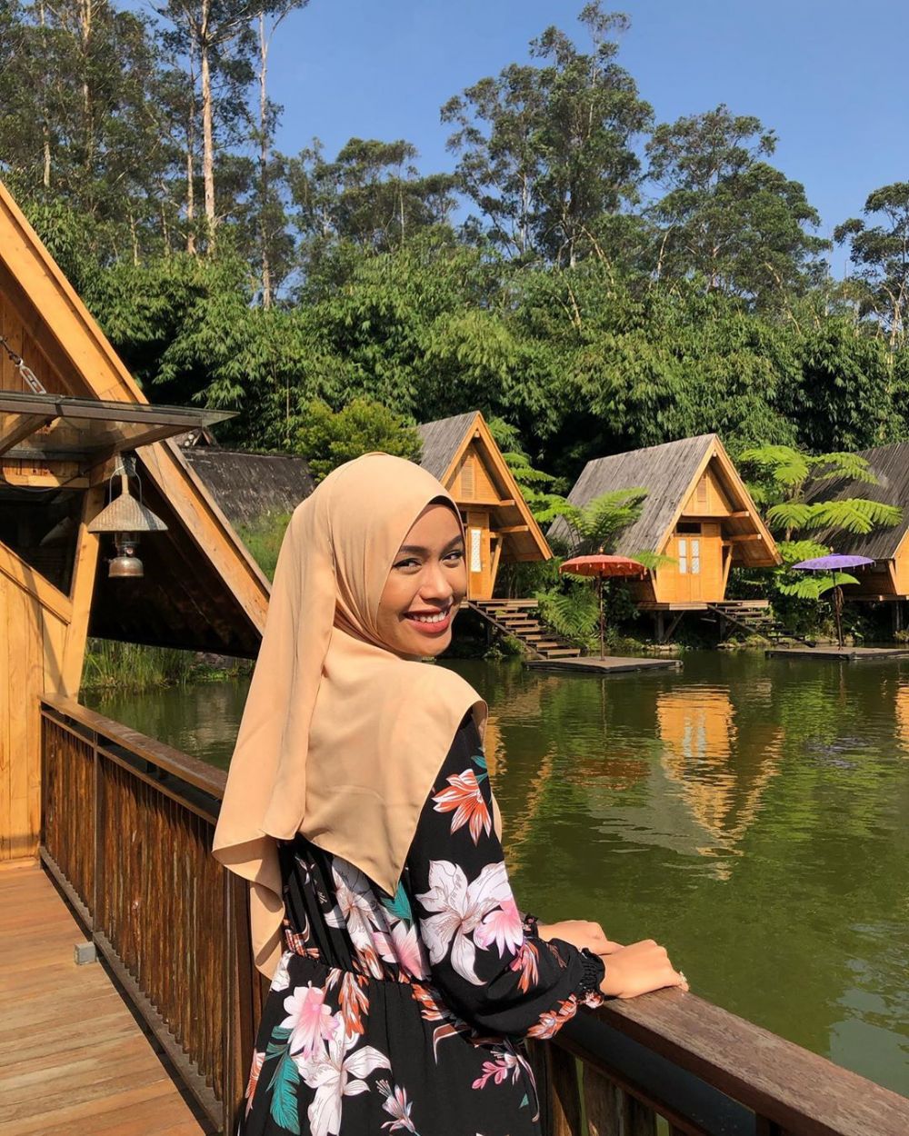 12 Pesona Qhouirunnisa, hijaber yang jago freestyle bola