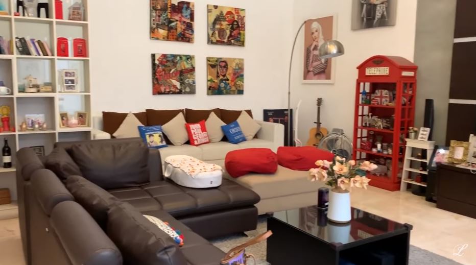 10 Potret rumah keluarga Desta, penuh koleksi barang berbau Inggris