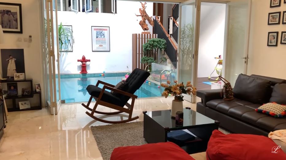 10 Potret rumah keluarga Desta, penuh koleksi barang berbau Inggris