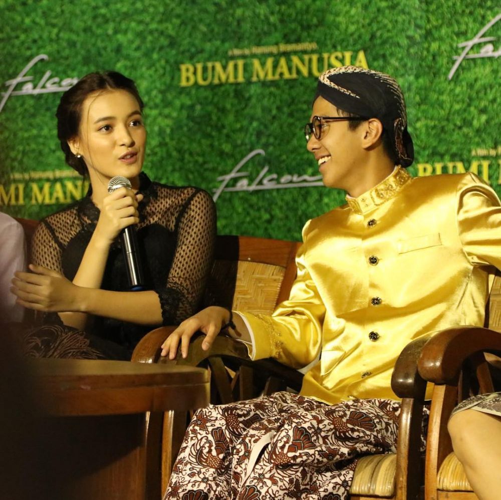 10 Momen Iqbaal Ramadhan & Mawar Eva di balik layar Bumi Manusia