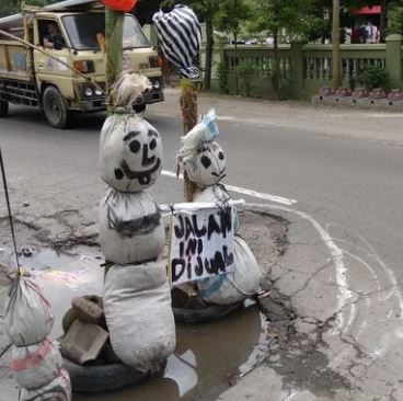 10 Peringatan jalan rusak ini nggak biasa, bikin senyum getir