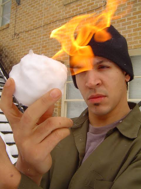 10 Kelakuan orang di tempat bersalju ini bikin melongo