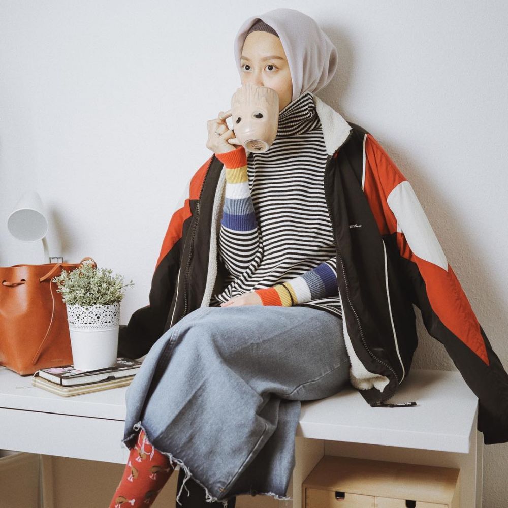 19 Padu padan pakaian motif stripe dengan hijab simpel 