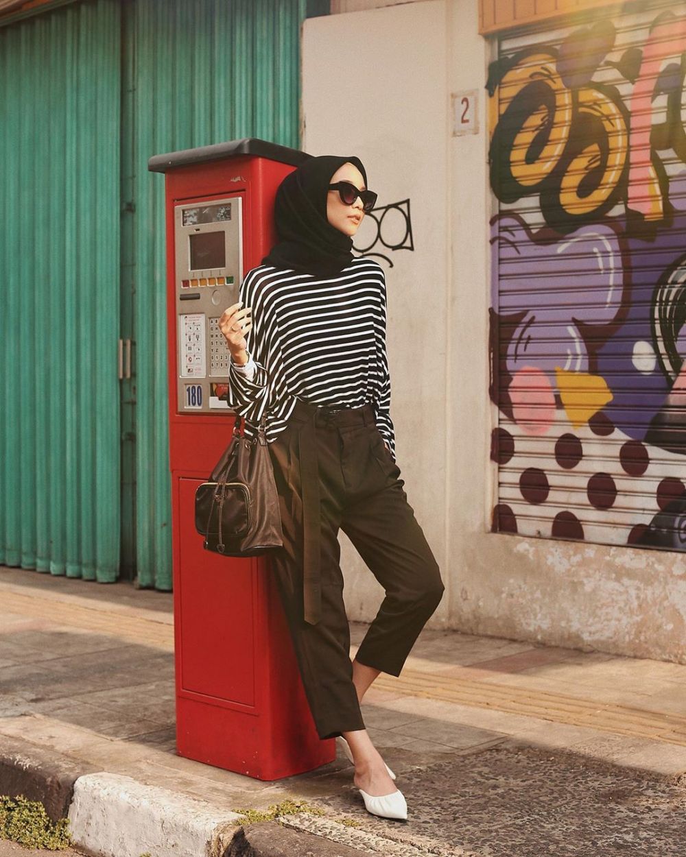 19 Padu padan pakaian motif stripe dengan hijab, simpel dan modis