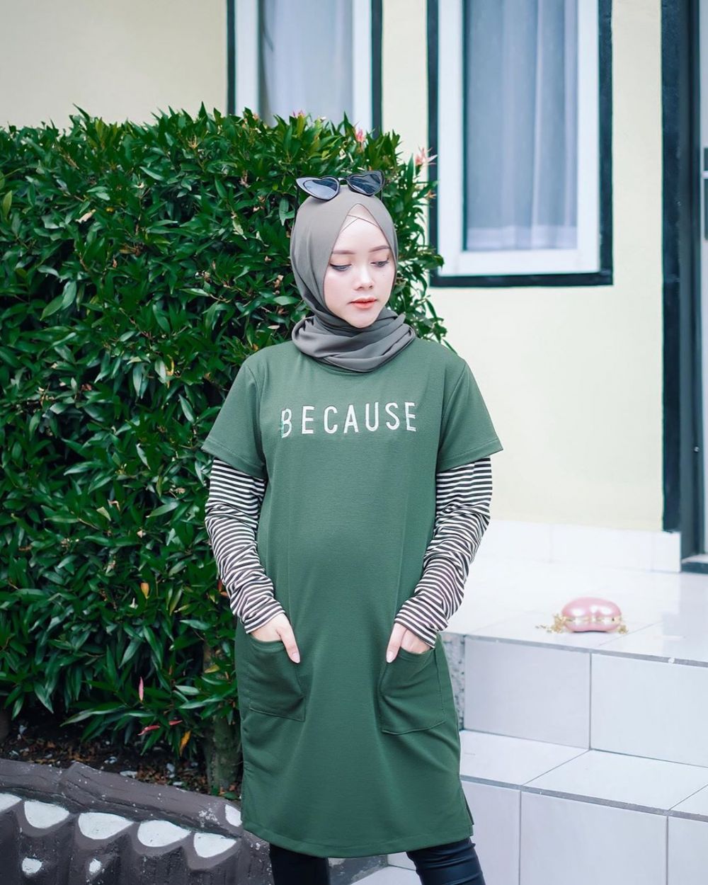 19 Padu padan pakaian motif stripe dengan hijab, simpel dan modis