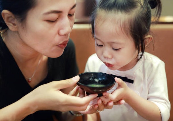 Konsumsi makanan yang ditiup ibu, anak ini tertular penyakit